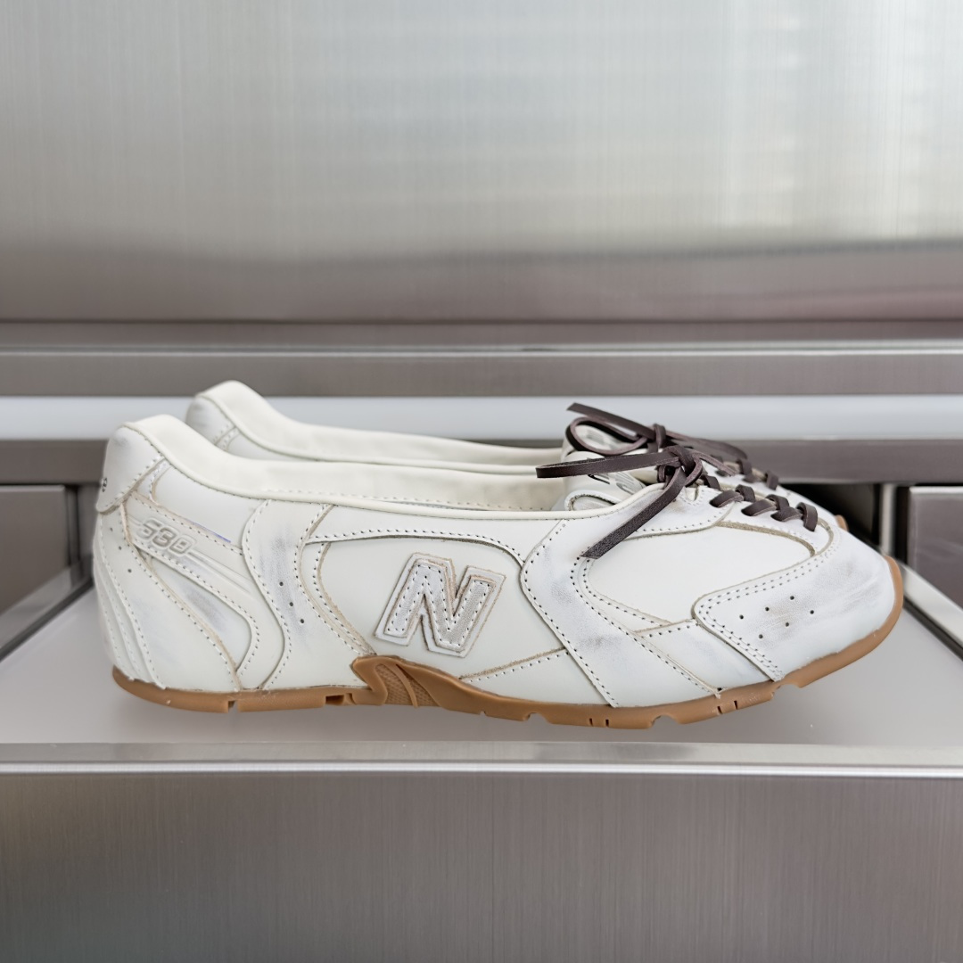 顶级版本：女款 Miu Miu 缪缪× New Balance NB联名款 复古 休闲 芭蕾舞 运动鞋 每一双都像从 v
