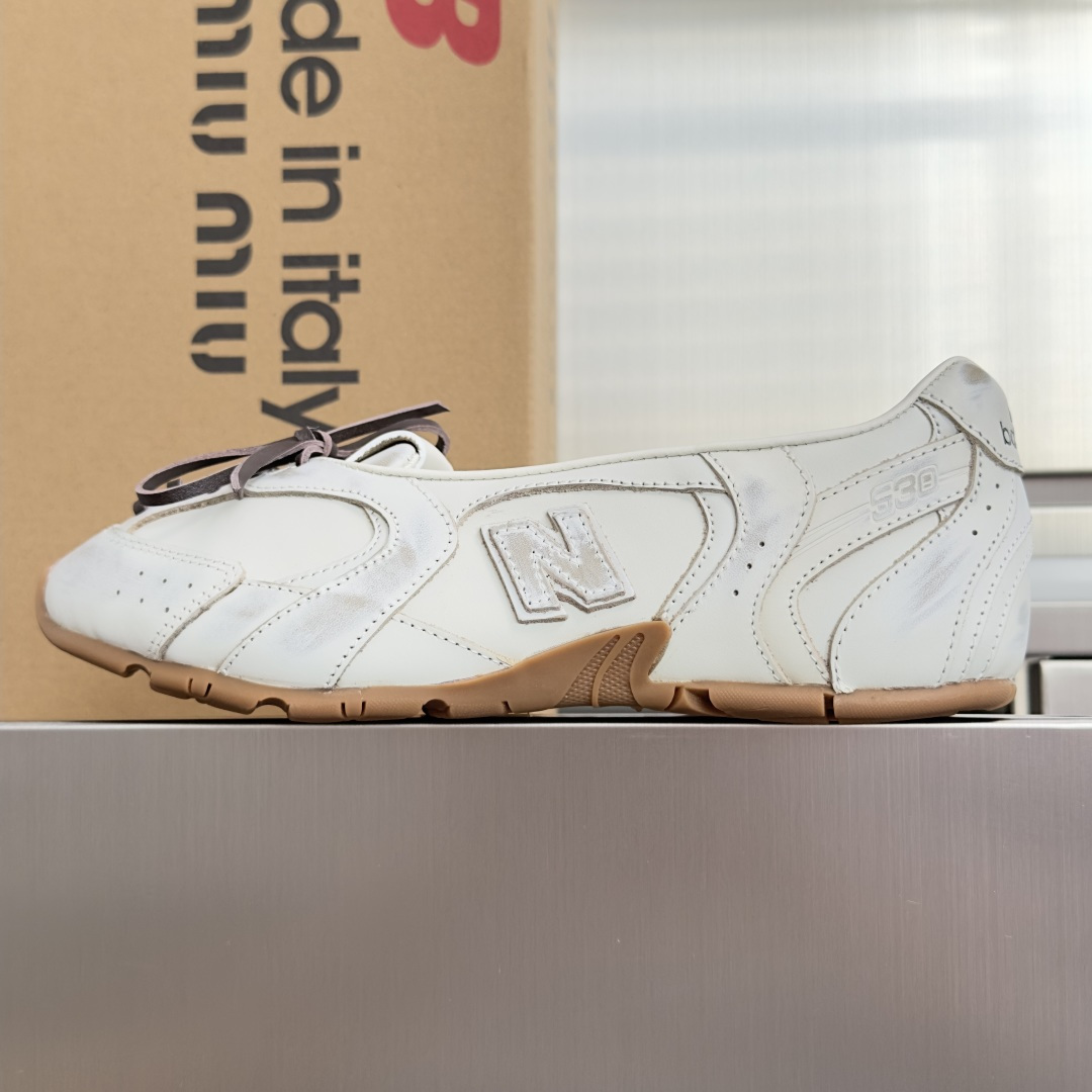 顶级版本:女款 Miu Miu 缪缪× New Balance NB联名款 复古 休闲 芭蕾舞 运动鞋 每一双都像从 v 顶级版本:女款 Miu Miu 缪缪× New Balance NB联名款 复古 休闲 芭蕾舞 运动鞋 每一双都像从 v