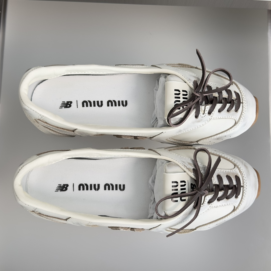 顶级版本:女款 Miu Miu 缪缪× New Balance NB联名款 复古 休闲 芭蕾舞 运动鞋 每一双都像从 v 顶级版本:女款 Miu Miu 缪缪× New Balance NB联名款 复古 休闲 芭蕾舞 运动鞋 每一双都像从 v