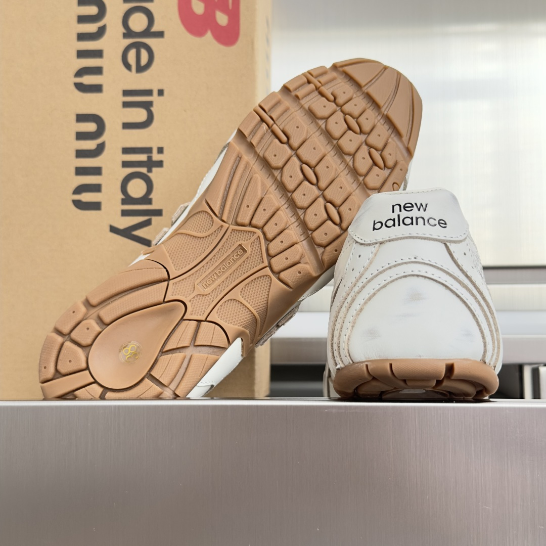 顶级版本:女款 Miu Miu 缪缪× New Balance NB联名款 复古 休闲 芭蕾舞 运动鞋 每一双都像从 v 顶级版本:女款 Miu Miu 缪缪× New Balance NB联名款 复古 休闲 芭蕾舞 运动鞋 每一双都像从 v