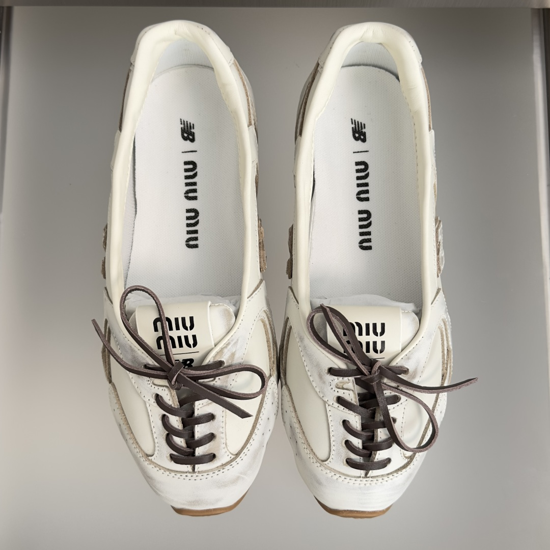 顶级版本:女款 Miu Miu 缪缪× New Balance NB联名款 复古 休闲 芭蕾舞 运动鞋 每一双都像从 v 顶级版本:女款 Miu Miu 缪缪× New Balance NB联名款 复古 休闲 芭蕾舞 运动鞋 每一双都像从 v
