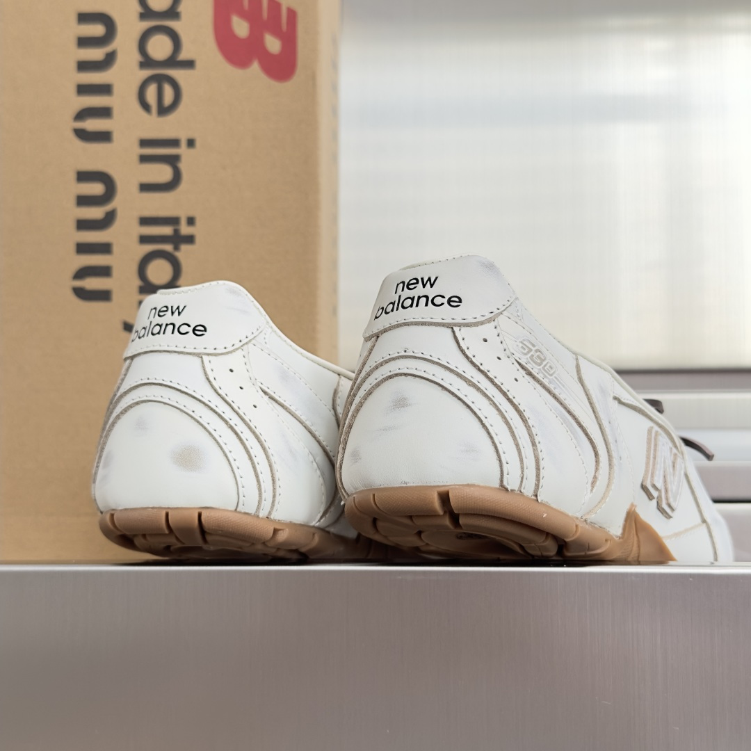 顶级版本:女款 Miu Miu 缪缪× New Balance NB联名款 复古 休闲 芭蕾舞 运动鞋 每一双都像从 v 顶级版本:女款 Miu Miu 缪缪× New Balance NB联名款 复古 休闲 芭蕾舞 运动鞋 每一双都像从 v