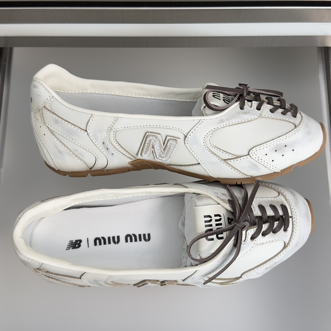顶级版本:女款 Miu Miu 缪缪× New Balance NB联名款 复古 休闲 芭蕾舞 运动鞋 每一双都像从 v 顶级版本:女款 Miu Miu 缪缪× New Balance NB联名款 复古 休闲 芭蕾舞 运动鞋 每一双都像从 v