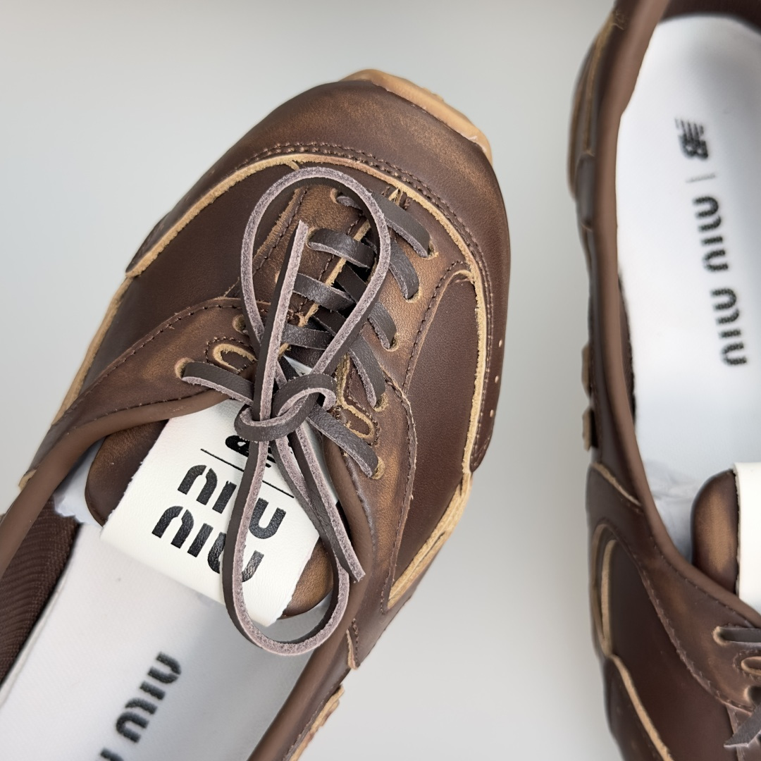 顶级版本:女款 Miu Miu 缪缪× New Balance NB联名款 复古 休闲 芭蕾舞 运动鞋 每一双都像从 v 顶级版本:女款 Miu Miu 缪缪× New Balance NB联名款 复古 休闲 芭蕾舞 运动鞋 每一双都像从 v