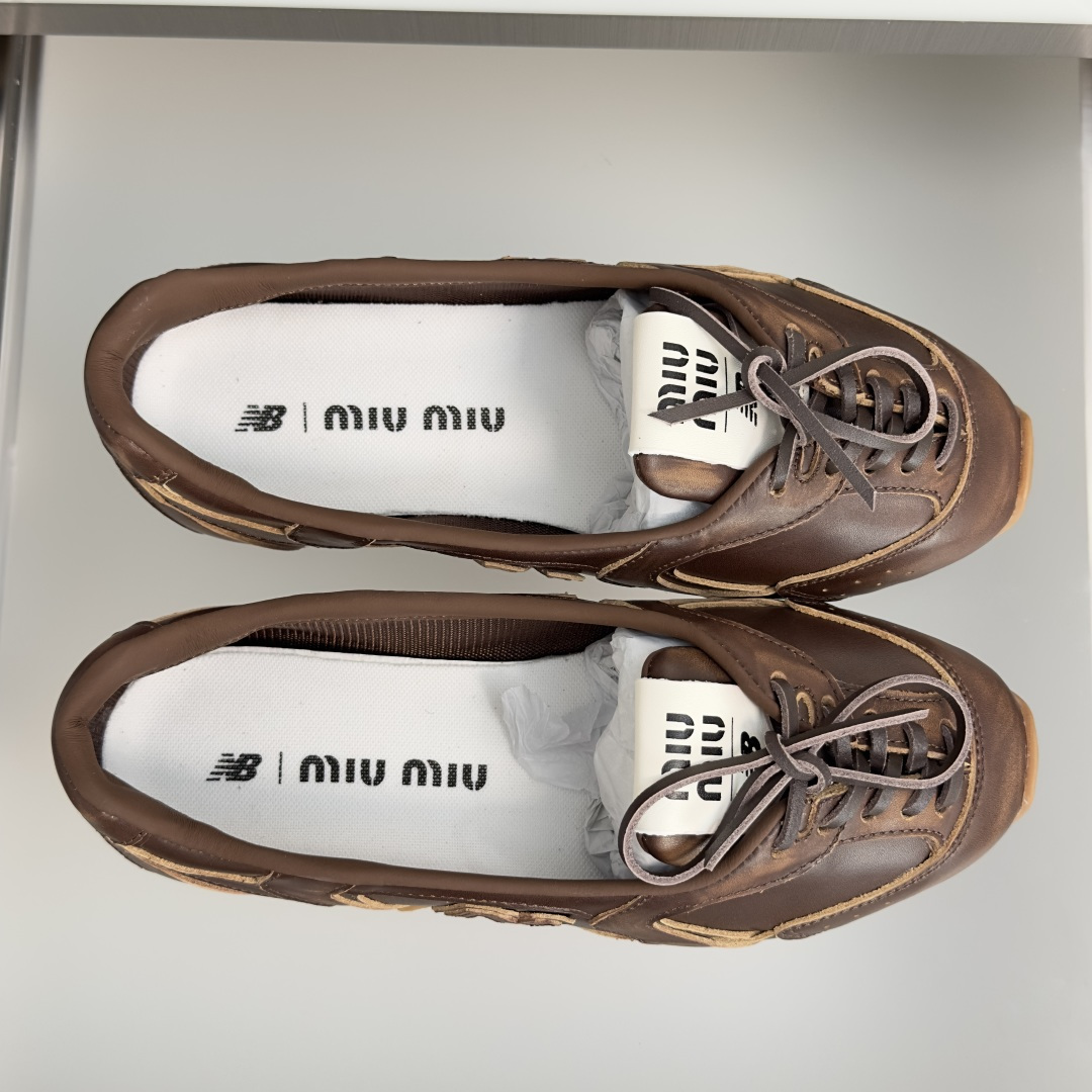 顶级版本:女款 Miu Miu 缪缪× New Balance NB联名款 复古 休闲 芭蕾舞 运动鞋 每一双都像从 v 顶级版本:女款 Miu Miu 缪缪× New Balance NB联名款 复古 休闲 芭蕾舞 运动鞋 每一双都像从 v