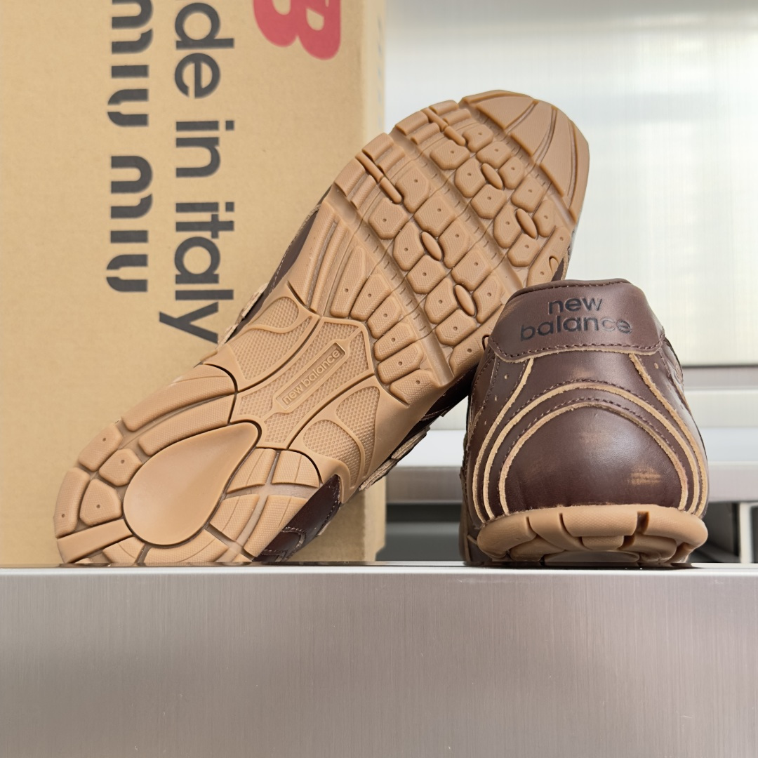 顶级版本:女款 Miu Miu 缪缪× New Balance NB联名款 复古 休闲 芭蕾舞 运动鞋 每一双都像从 v 顶级版本:女款 Miu Miu 缪缪× New Balance NB联名款 复古 休闲 芭蕾舞 运动鞋 每一双都像从 v