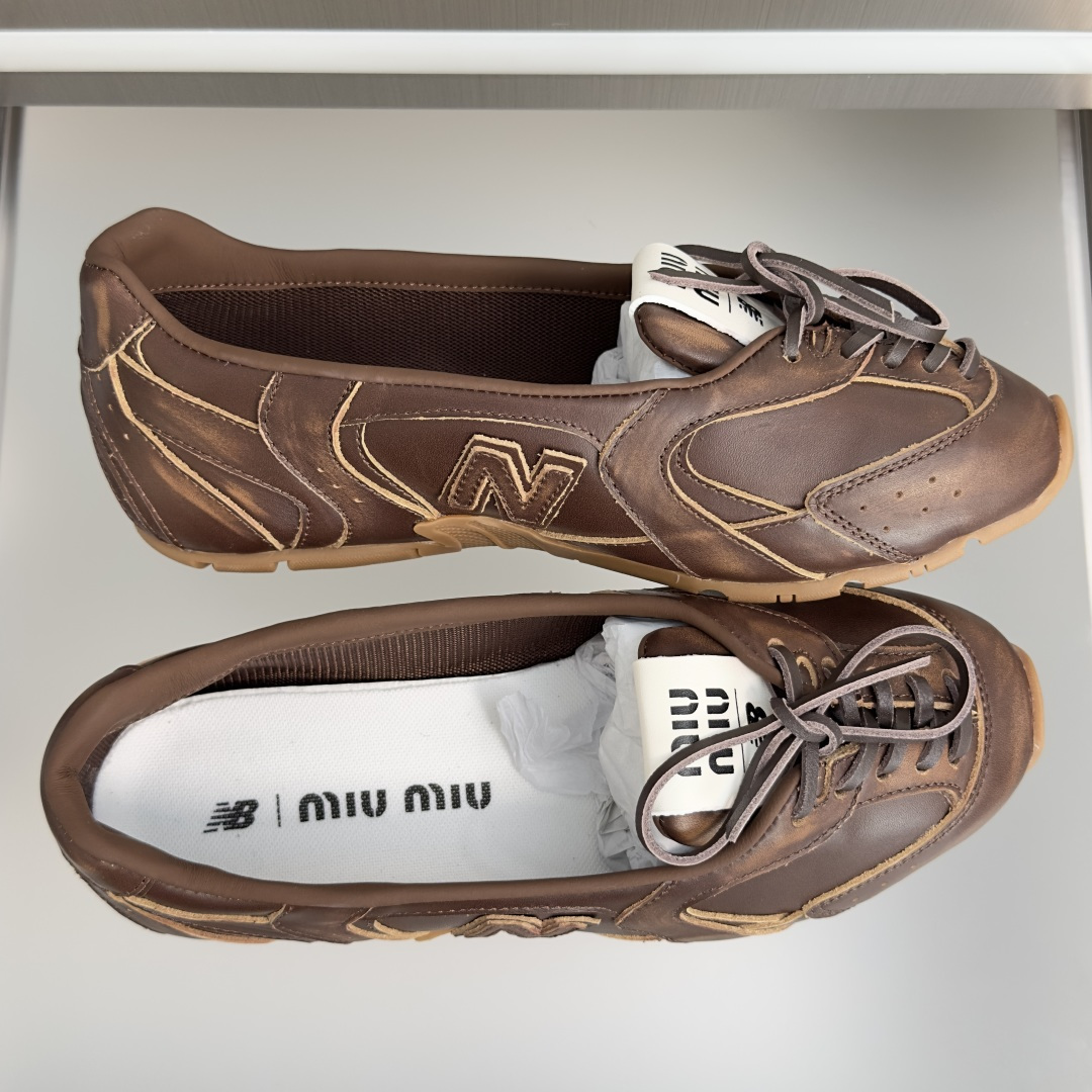 顶级版本:女款 Miu Miu 缪缪× New Balance NB联名款 复古 休闲 芭蕾舞 运动鞋 每一双都像从 v 顶级版本:女款 Miu Miu 缪缪× New Balance NB联名款 复古 休闲 芭蕾舞 运动鞋 每一双都像从 v