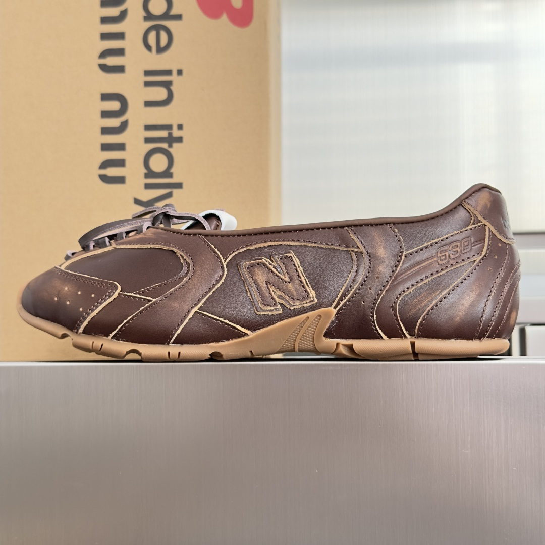 顶级版本:女款 Miu Miu 缪缪× New Balance NB联名款 复古 休闲 芭蕾舞 运动鞋 每一双都像从 v 顶级版本:女款 Miu Miu 缪缪× New Balance NB联名款 复古 休闲 芭蕾舞 运动鞋 每一双都像从 v