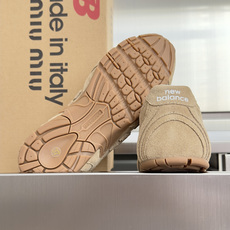 顶级版本:女款 Miu Miu 缪缪× New Balance NB联名款 复古 休闲 芭蕾舞 运动鞋 每一双都像从 v 顶级版本:女款 Miu Miu 缪缪× New Balance NB联名款 复古 休闲 芭蕾舞 运动鞋 每一双都像从 v