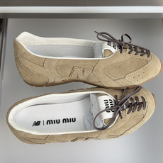 顶级版本:女款 Miu Miu 缪缪× New Balance NB联名款 复古 休闲 芭蕾舞 运动鞋 每一双都像从 v 顶级版本:女款 Miu Miu 缪缪× New Balance NB联名款 复古 休闲 芭蕾舞 运动鞋 每一双都像从 v