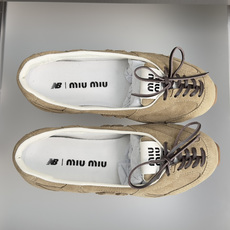 顶级版本:女款 Miu Miu 缪缪× New Balance NB联名款 复古 休闲 芭蕾舞 运动鞋 每一双都像从 v 顶级版本:女款 Miu Miu 缪缪× New Balance NB联名款 复古 休闲 芭蕾舞 运动鞋 每一双都像从 v