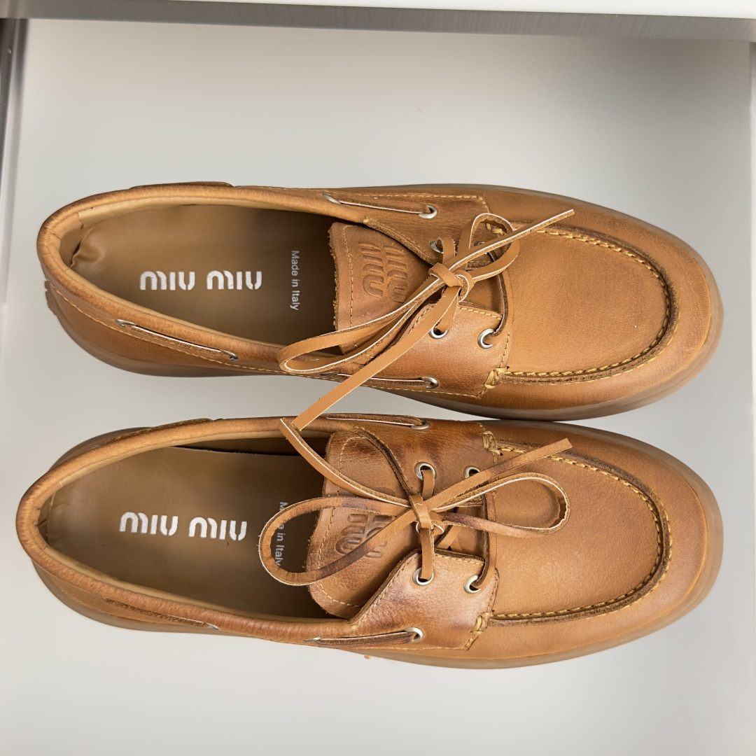 顶级版本：女款 MiuMiu缪缪 新款 复古 学院风 一脚蹬 乐福鞋 船鞋  这款船鞋风格乐福鞋融合复古灵感与学院气质，
