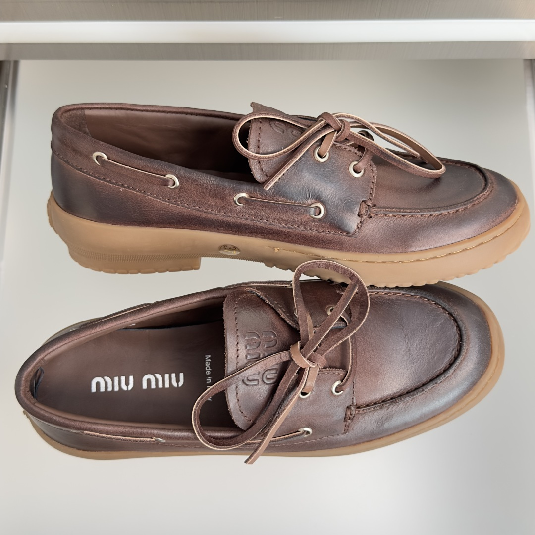 顶级版本:女款 MiuMiu缪缪 新款 复古 学院风 一脚蹬 乐福鞋 船鞋 这款船鞋风格乐福鞋融合复古灵感与学院气质, 顶级版本:女款 MiuMiu缪缪 新款 复古 学院风 一脚蹬 乐福鞋 船鞋 这款船鞋风格乐福鞋融合复古灵感与学院气质,