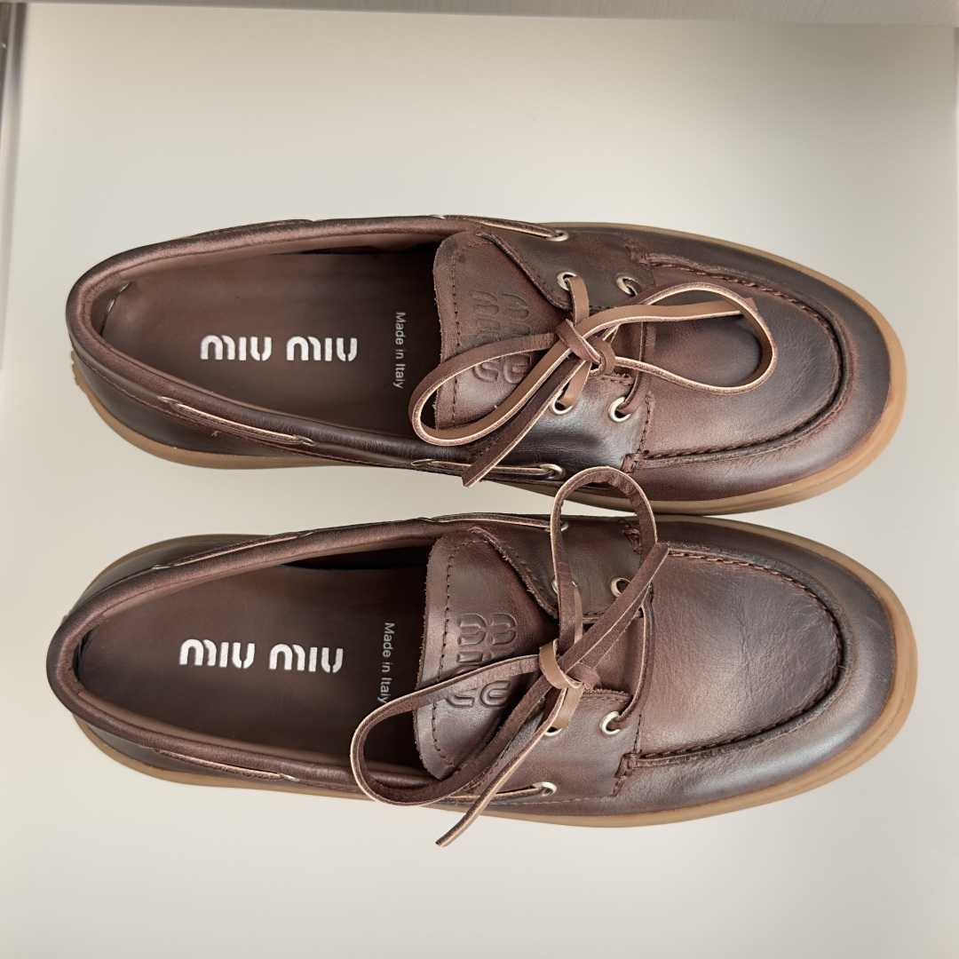 顶级版本:女款 MiuMiu缪缪 新款 复古 学院风 一脚蹬 乐福鞋 船鞋 这款船鞋风格乐福鞋融合复古灵感与学院气质, 顶级版本:女款 MiuMiu缪缪 新款 复古 学院风 一脚蹬 乐福鞋 船鞋 这款船鞋风格乐福鞋融合复古灵感与学院气质,