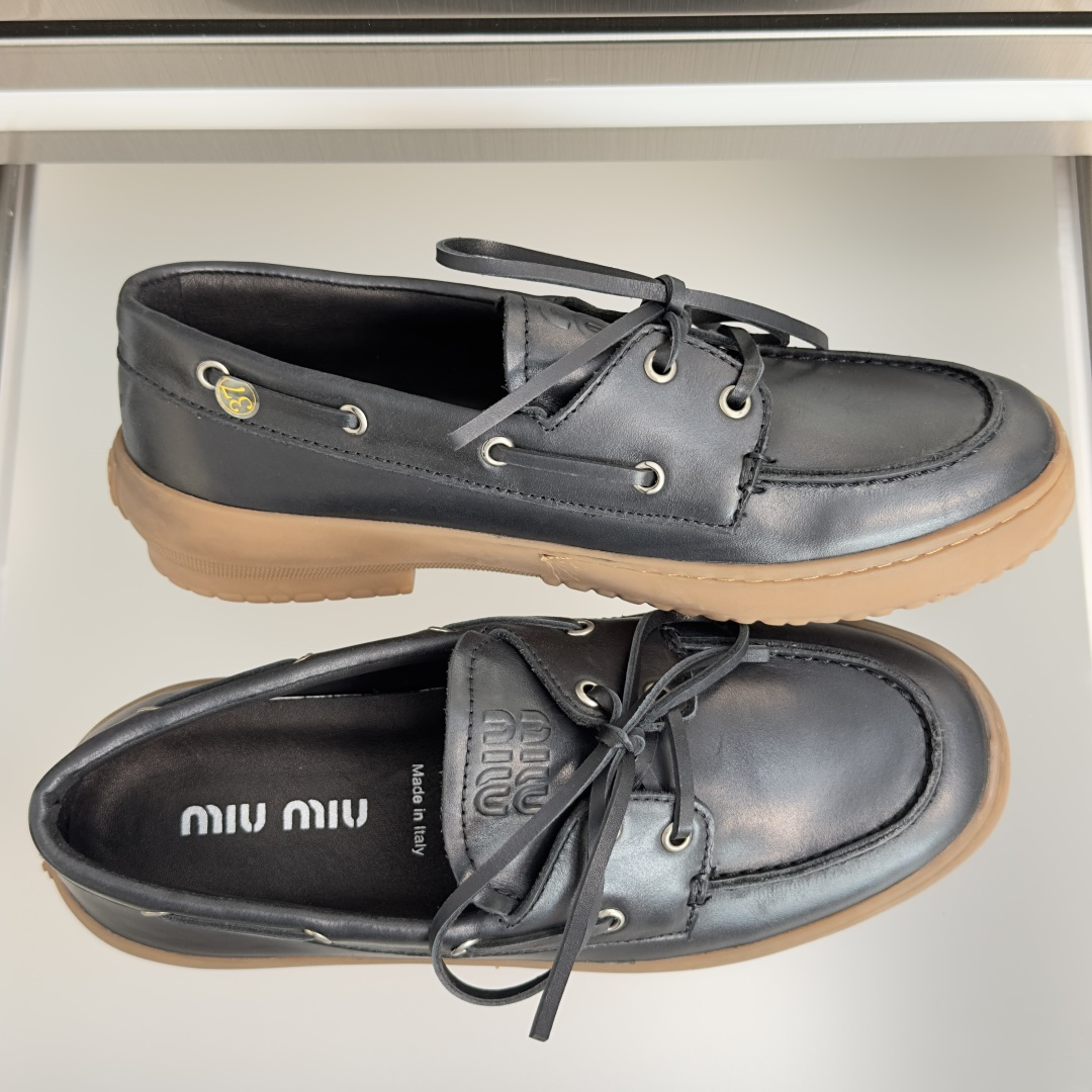 顶级版本：女款 MiuMiu缪缪 新款 复古 学院风 一脚蹬 乐福鞋 船鞋  这款船鞋风格乐福鞋融合复古灵感与学院气质，