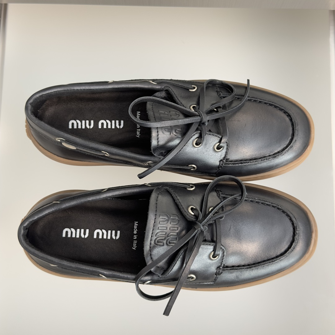 顶级版本：女款 MiuMiu缪缪 新款 复古 学院风 一脚蹬 乐福鞋 船鞋  这款船鞋风格乐福鞋融合复古灵感与学院气质，