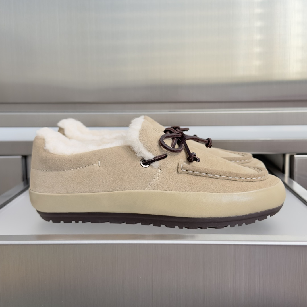 顶级版本:女款 UGG 最新款 毛毛 厚底 德训鞋 阿甘鞋 休闲鞋 把我拿捏住了谁能拒绝冬天的毛绒绒啊!!软乎乎的设计 顶级版本:女款 UGG 最新款 毛毛 厚底 德训鞋 阿甘鞋 休闲鞋 把我拿捏住了谁能拒绝冬天的毛绒绒啊!!软乎乎的设计