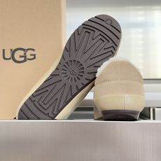 顶级版本:女款 UGG 最新款 毛毛 厚底 德训鞋 阿甘鞋 休闲鞋 把我拿捏住了谁能拒绝冬天的毛绒绒啊!!软乎乎的设计 顶级版本:女款 UGG 最新款 毛毛 厚底 德训鞋 阿甘鞋 休闲鞋 把我拿捏住了谁能拒绝冬天的毛绒绒啊!!软乎乎的设计