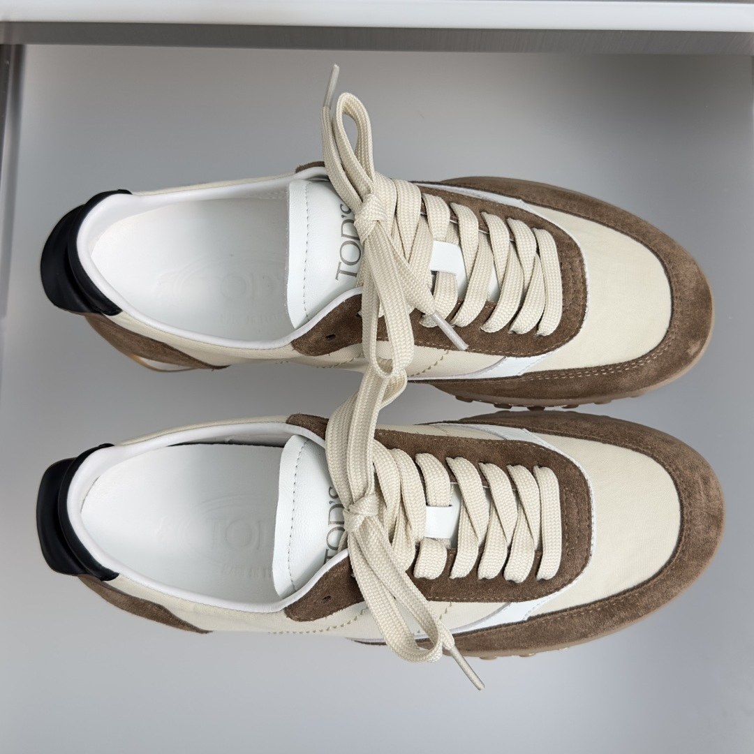 TOD'S托德斯 最新款 情侣款 厚底 德训鞋 拼接 休闲 运动鞋 本款运动休闲鞋采用纳帕皮革和绒面皮革制成,鞋面线条柔 TOD'S托德斯 最新款 情侣款 厚底 德训鞋 拼接 休闲 运动鞋 本款运动休闲鞋采用纳帕皮革和绒面皮革制成,鞋面线条柔