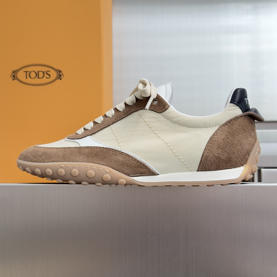 TOD'S托德斯 最新款 情侣款 厚底 德训鞋 拼接 休闲 运动鞋 本款运动休闲鞋采用纳帕皮革和绒面皮革制成,鞋面线条柔 TOD'S托德斯 最新款 情侣款 厚底 德训鞋 拼接 休闲 运动鞋 本款运动休闲鞋采用纳帕皮革和绒面皮革制成,鞋面线条柔