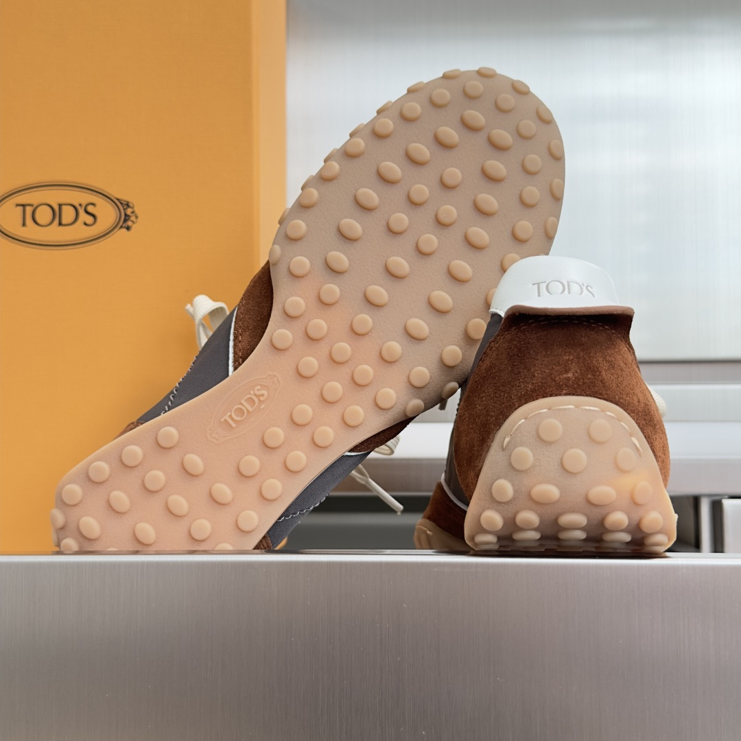 TOD'S托德斯 最新款 情侣款 厚底 德训鞋 拼接 休闲 运动鞋 本款运动休闲鞋采用纳帕皮革和绒面皮革制成，鞋面线条柔