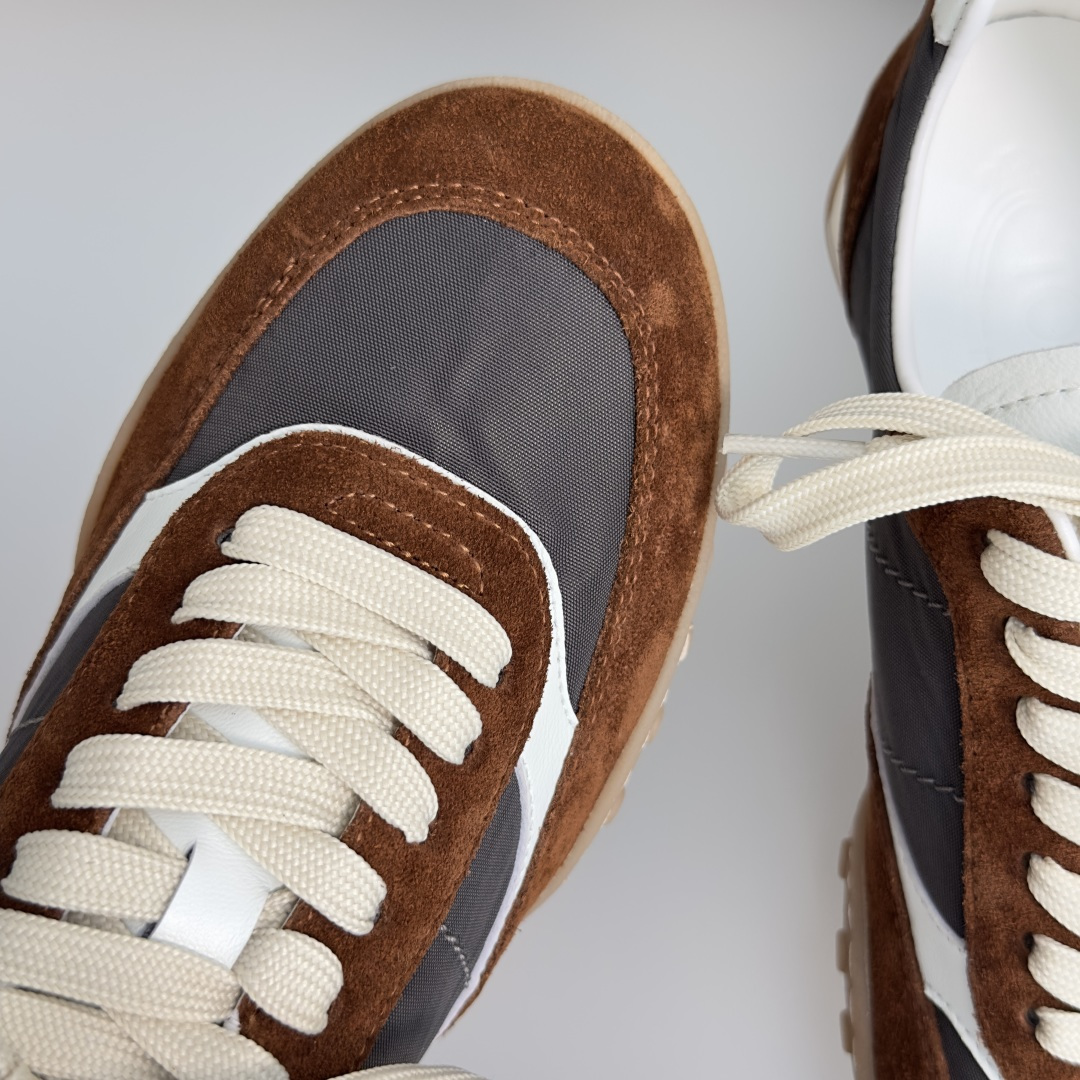 TOD'S托德斯 最新款 情侣款 厚底 德训鞋 拼接 休闲 运动鞋 本款运动休闲鞋采用纳帕皮革和绒面皮革制成，鞋面线条柔