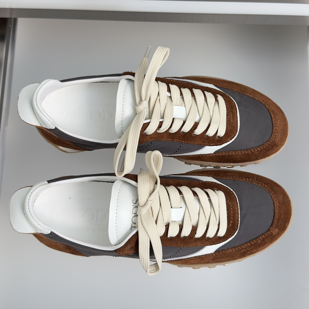 TOD'S托德斯 最新款 情侣款 厚底 德训鞋 拼接 休闲 运动鞋 本款运动休闲鞋采用纳帕皮革和绒面皮革制成，鞋面线条柔
