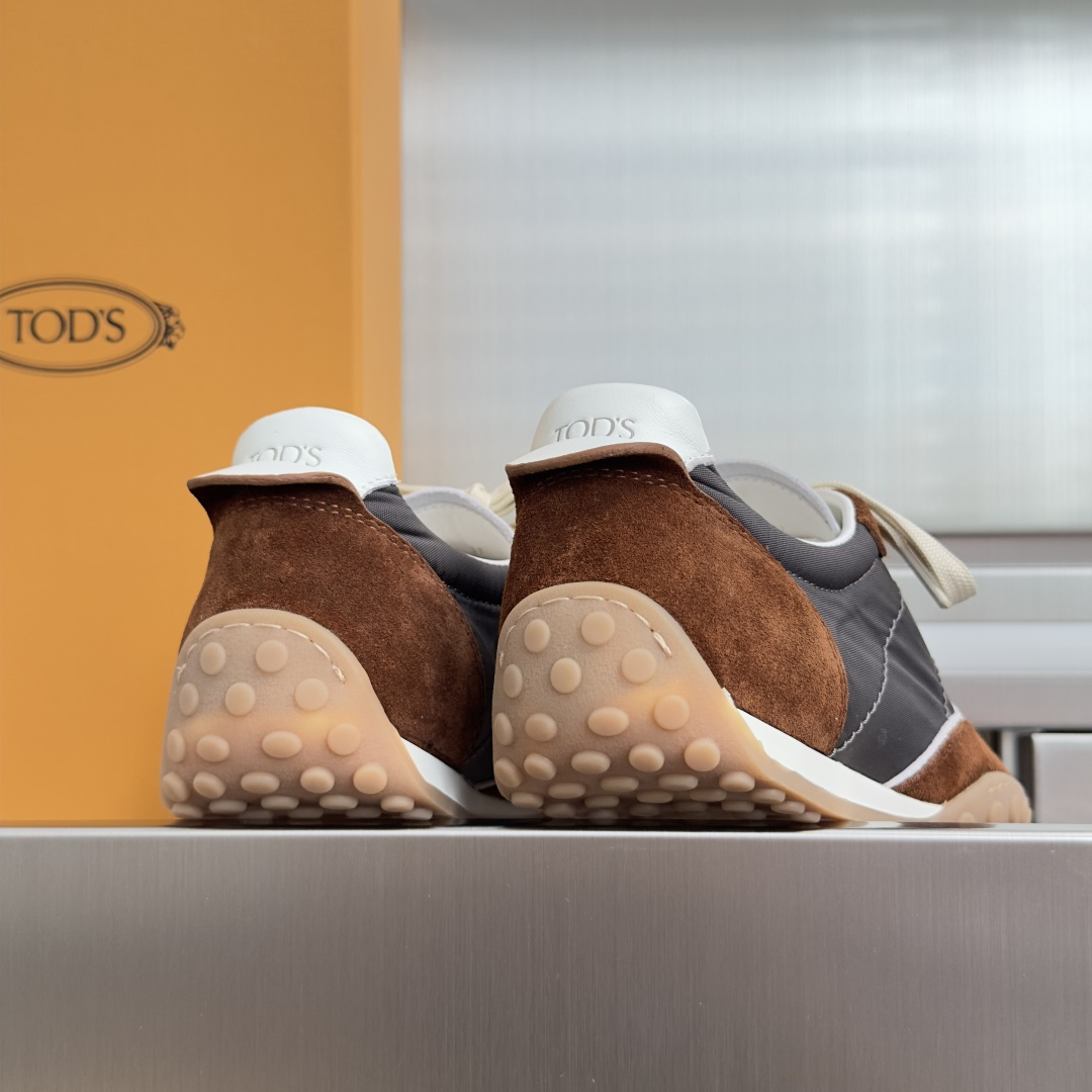 TOD'S托德斯 最新款 情侣款 厚底 德训鞋 拼接 休闲 运动鞋 本款运动休闲鞋采用纳帕皮革和绒面皮革制成，鞋面线条柔