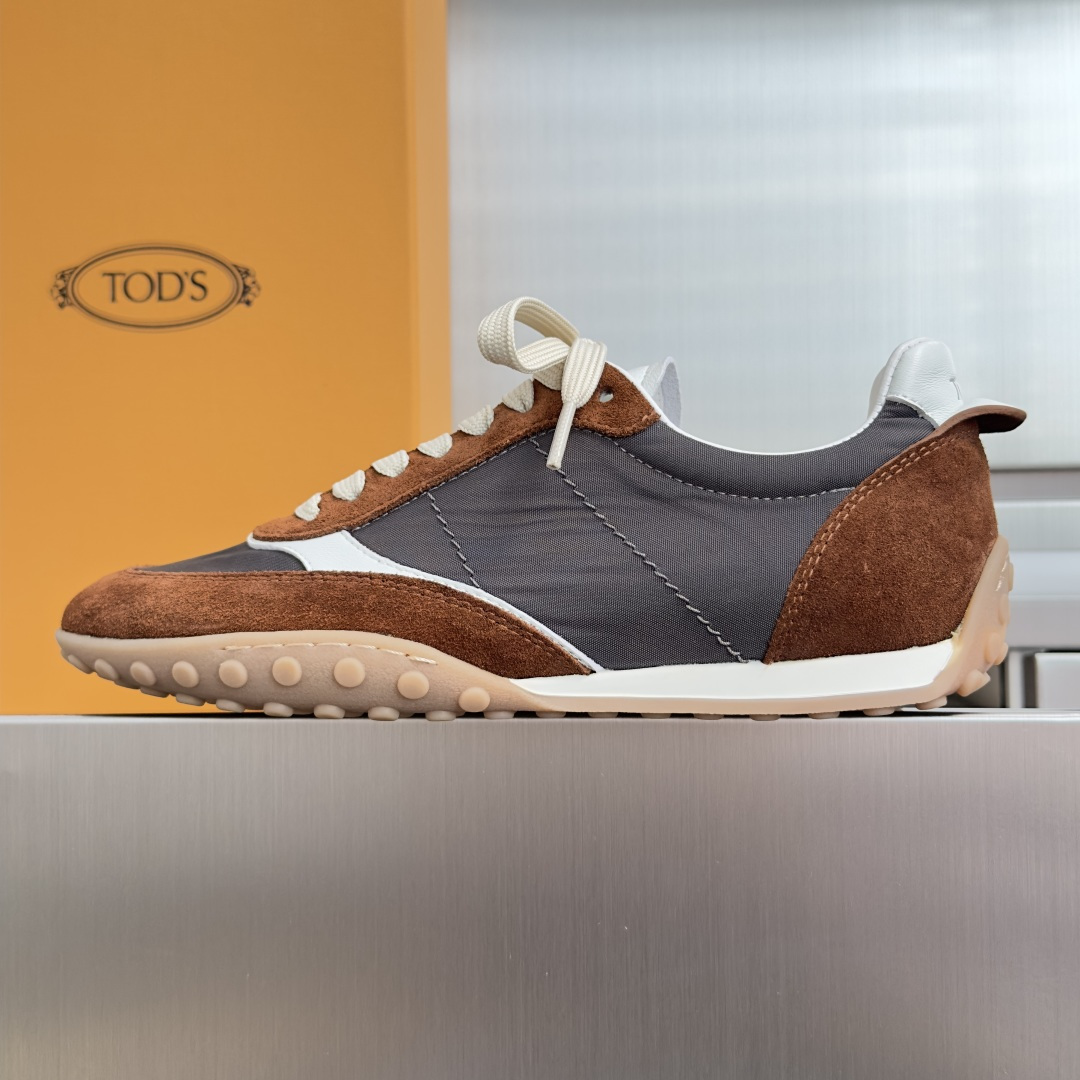 TOD'S托德斯 最新款 情侣款 厚底 德训鞋 拼接 休闲 运动鞋 本款运动休闲鞋采用纳帕皮革和绒面皮革制成，鞋面线条柔