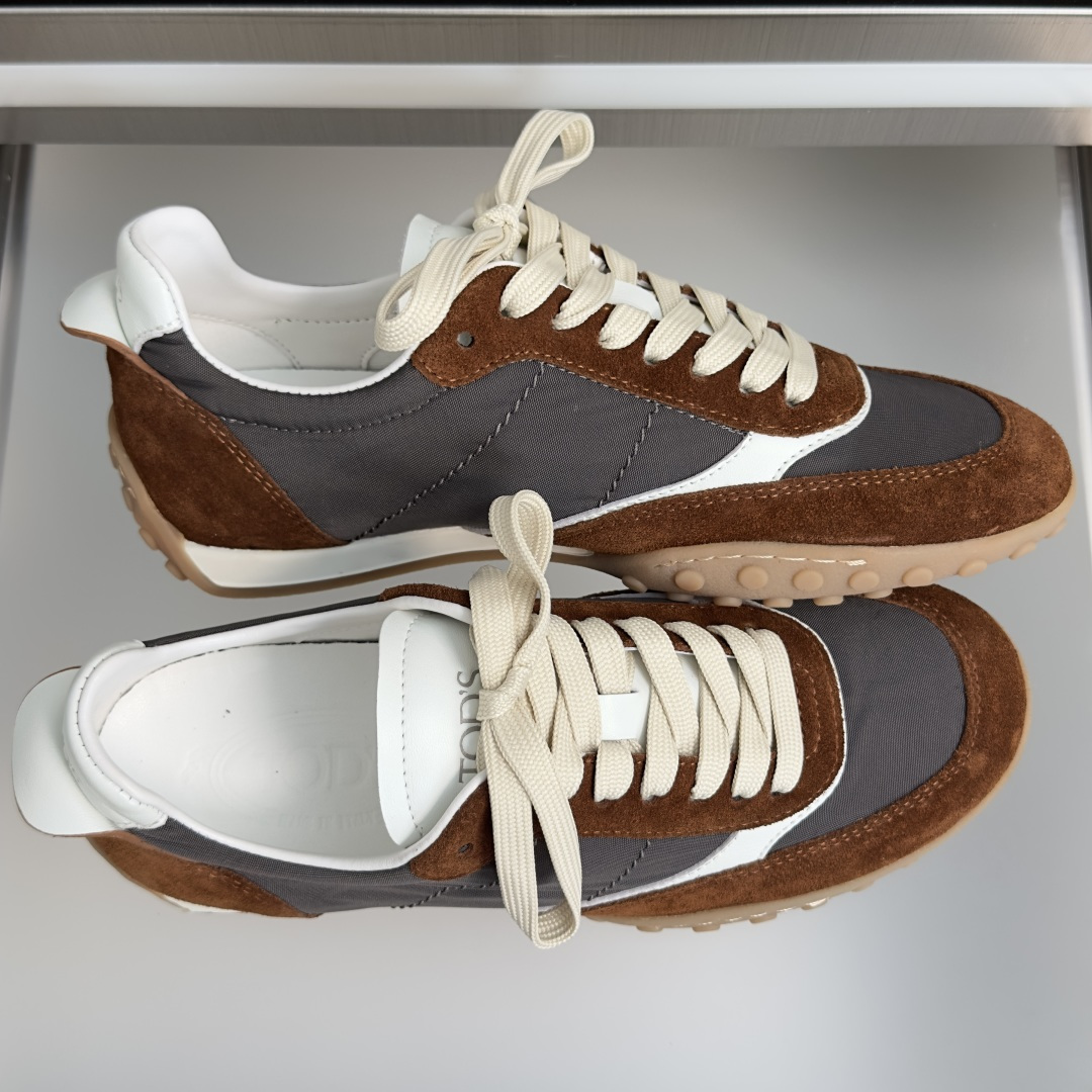 TOD'S托德斯 最新款 情侣款 厚底 德训鞋 拼接 休闲 运动鞋 本款运动休闲鞋采用纳帕皮革和绒面皮革制成，鞋面线条柔