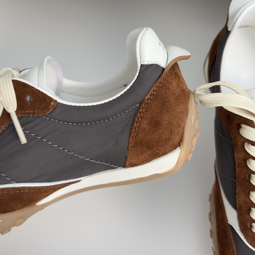 TOD'S托德斯 最新款 情侣款 厚底 德训鞋 拼接 休闲 运动鞋 本款运动休闲鞋采用纳帕皮革和绒面皮革制成，鞋面线条柔
