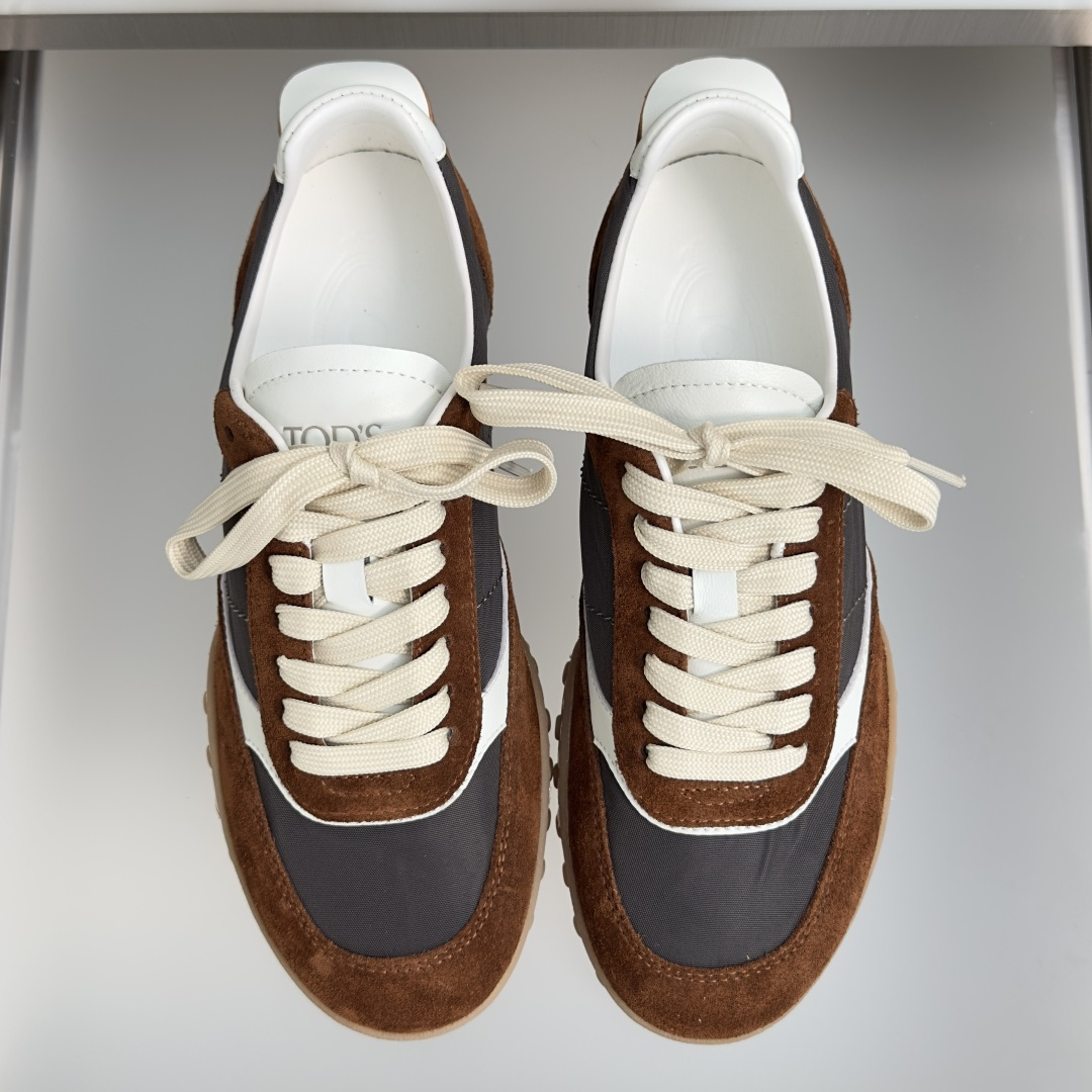 TOD'S托德斯 最新款 情侣款 厚底 德训鞋 拼接 休闲 运动鞋 本款运动休闲鞋采用纳帕皮革和绒面皮革制成，鞋面线条柔