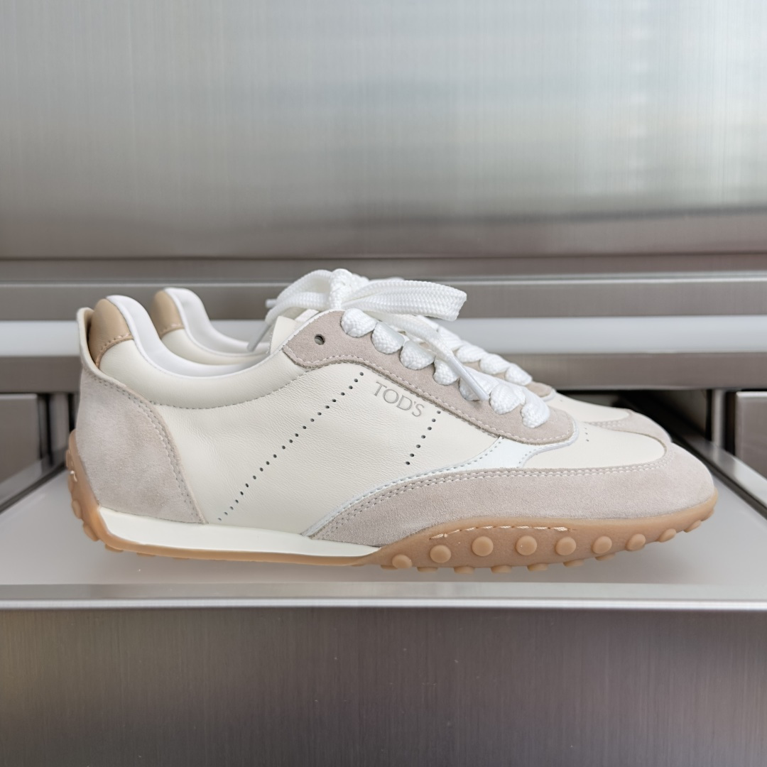 TOD'S托德斯 最新款 情侣款 厚底 德训鞋 拼接 休闲 运动鞋 本款运动休闲鞋采用纳帕皮革和绒面皮革制成,鞋面线条柔 TOD'S托德斯 最新款 情侣款 厚底 德训鞋 拼接 休闲 运动鞋 本款运动休闲鞋采用纳帕皮革和绒面皮革制成,鞋面线条柔