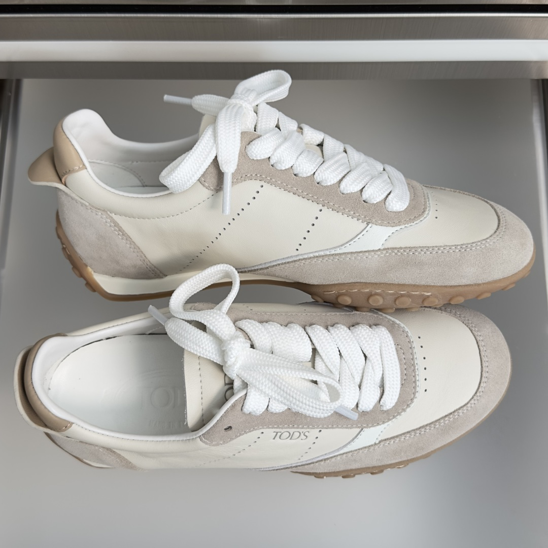 TOD'S托德斯 最新款 情侣款 厚底 德训鞋 拼接 休闲 运动鞋 本款运动休闲鞋采用纳帕皮革和绒面皮革制成,鞋面线条柔 TOD'S托德斯 最新款 情侣款 厚底 德训鞋 拼接 休闲 运动鞋 本款运动休闲鞋采用纳帕皮革和绒面皮革制成,鞋面线条柔