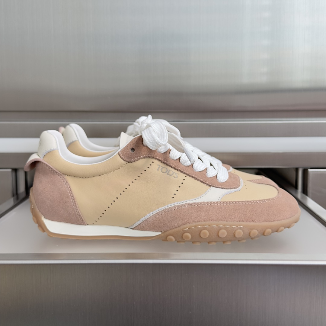 TOD'S托德斯 最新款 情侣款 厚底 德训鞋 拼接 休闲 运动鞋 本款运动休闲鞋采用纳帕皮革和绒面皮革制成,鞋面线条柔 TOD'S托德斯 最新款 情侣款 厚底 德训鞋 拼接 休闲 运动鞋 本款运动休闲鞋采用纳帕皮革和绒面皮革制成,鞋面线条柔