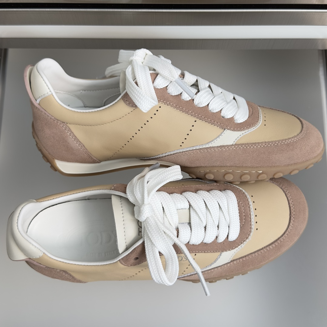 TOD'S托德斯 最新款 情侣款 厚底 德训鞋 拼接 休闲 运动鞋 本款运动休闲鞋采用纳帕皮革和绒面皮革制成,鞋面线条柔 TOD'S托德斯 最新款 情侣款 厚底 德训鞋 拼接 休闲 运动鞋 本款运动休闲鞋采用纳帕皮革和绒面皮革制成,鞋面线条柔