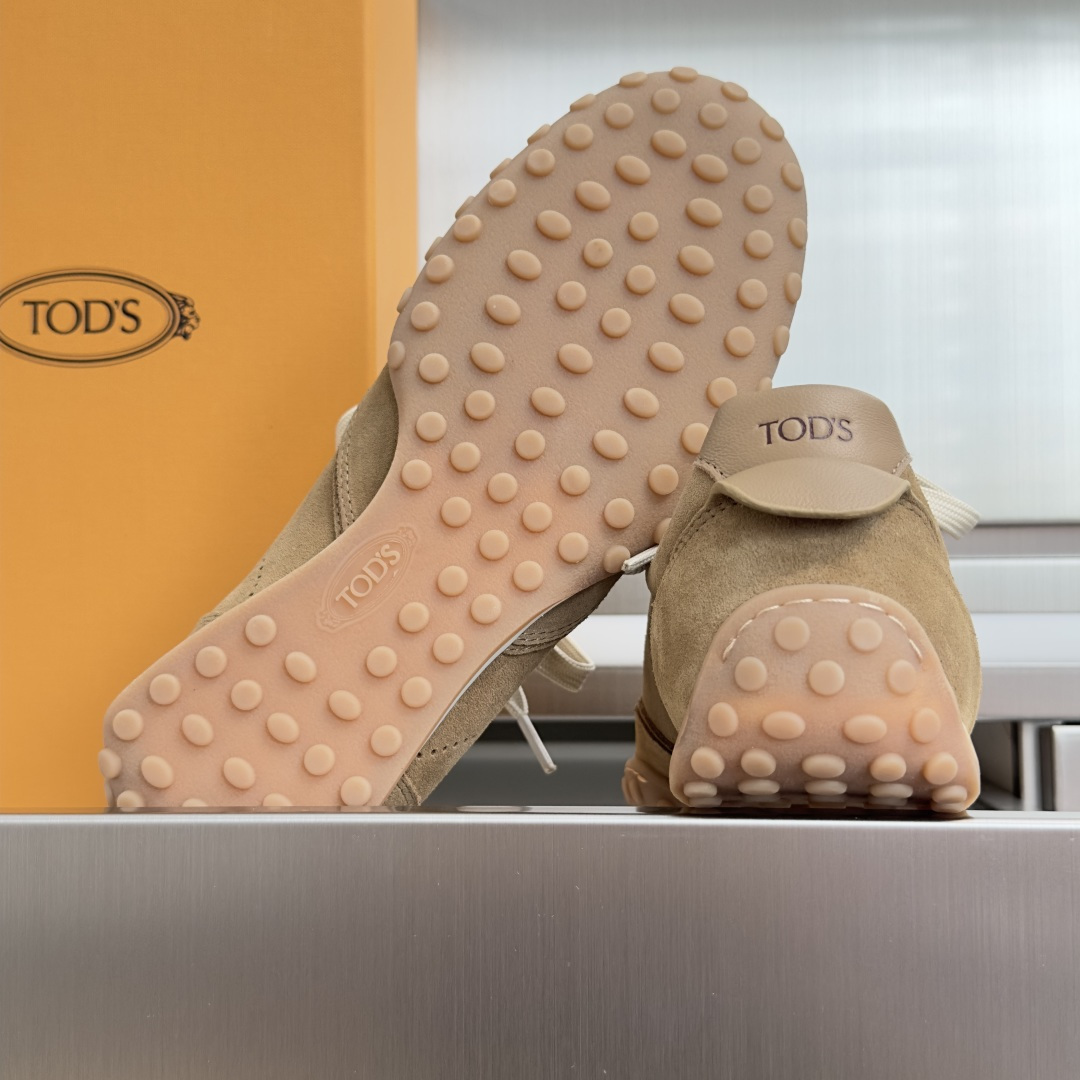 TOD'S托德斯 最新款 情侣款 厚底 德训鞋 拼接 休闲 运动鞋 本款运动休闲鞋采用纳帕皮革和绒面皮革制成,鞋面线条柔 TOD'S托德斯 最新款 情侣款 厚底 德训鞋 拼接 休闲 运动鞋 本款运动休闲鞋采用纳帕皮革和绒面皮革制成,鞋面线条柔