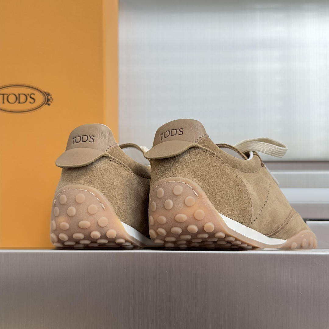 TOD'S托德斯 最新款 情侣款 厚底 德训鞋 拼接 休闲 运动鞋 本款运动休闲鞋采用纳帕皮革和绒面皮革制成,鞋面线条柔 TOD'S托德斯 最新款 情侣款 厚底 德训鞋 拼接 休闲 运动鞋 本款运动休闲鞋采用纳帕皮革和绒面皮革制成,鞋面线条柔