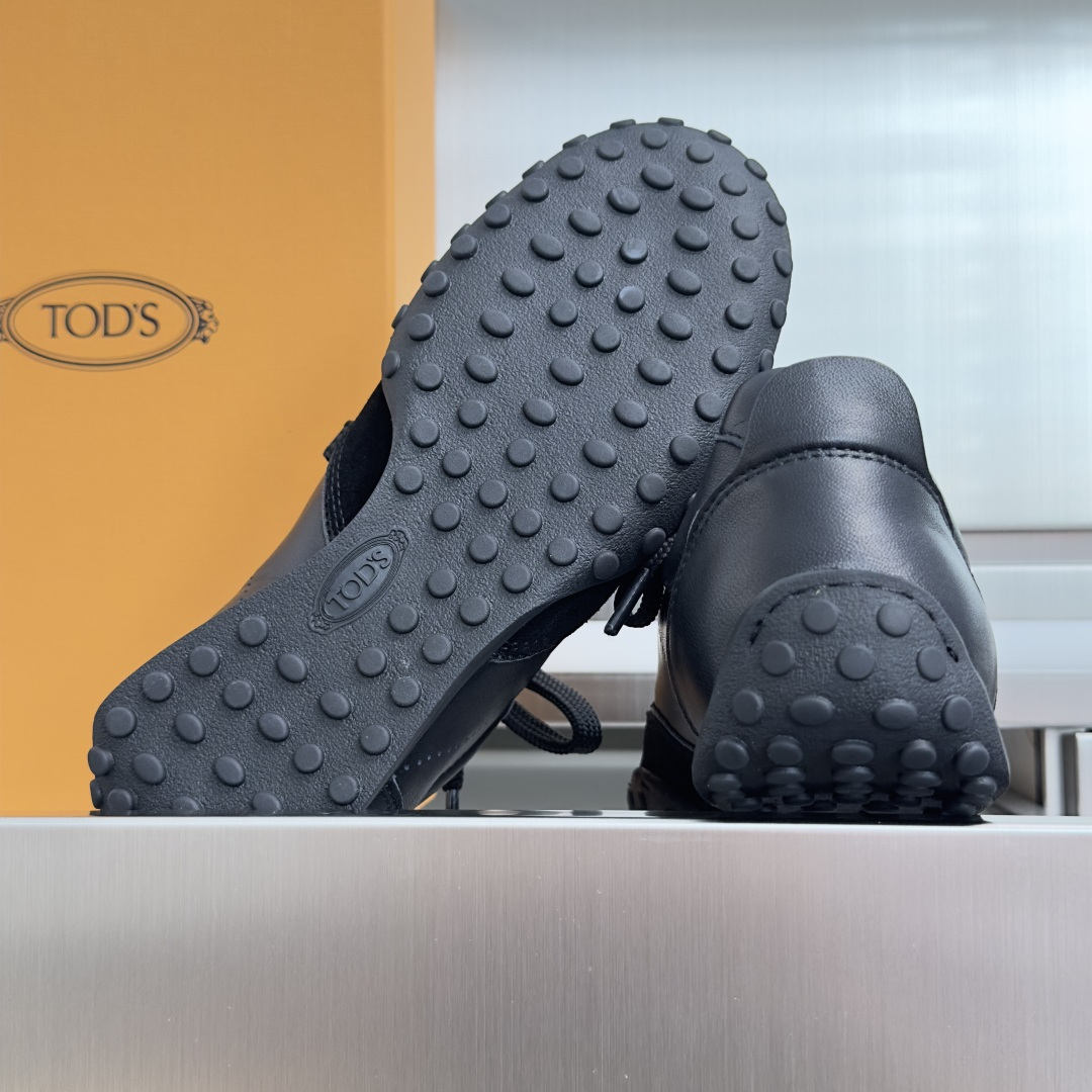 TOD'S托德斯 最新款 情侣款 厚底 德训鞋 拼接 休闲 运动鞋 本款运动休闲鞋采用纳帕皮革和绒面皮革制成,鞋面线条柔 TOD'S托德斯 最新款 情侣款 厚底 德训鞋 拼接 休闲 运动鞋 本款运动休闲鞋采用纳帕皮革和绒面皮革制成,鞋面线条柔