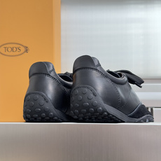 TOD'S托德斯 最新款 情侣款 厚底 德训鞋 拼接 休闲 运动鞋 本款运动休闲鞋采用纳帕皮革和绒面皮革制成,鞋面线条柔 TOD'S托德斯 最新款 情侣款 厚底 德训鞋 拼接 休闲 运动鞋 本款运动休闲鞋采用纳帕皮革和绒面皮革制成,鞋面线条柔