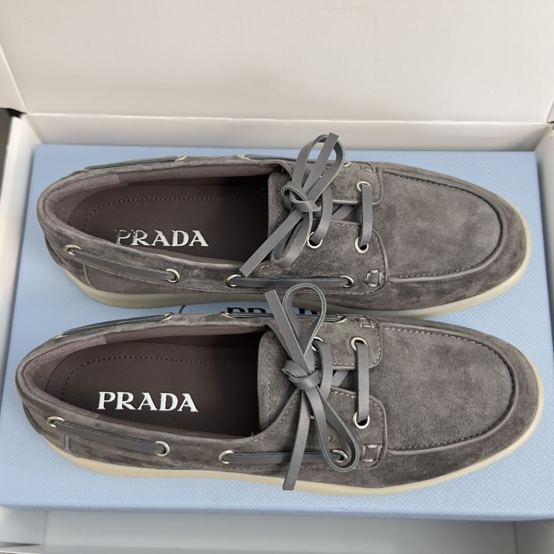 顶级版本：女款 Prada普拉达 最新 一脚蹬 乐福鞋 休闲 运动鞋 原版购入开发 做货 这款柔软皮革乐福鞋配以皮革衬里