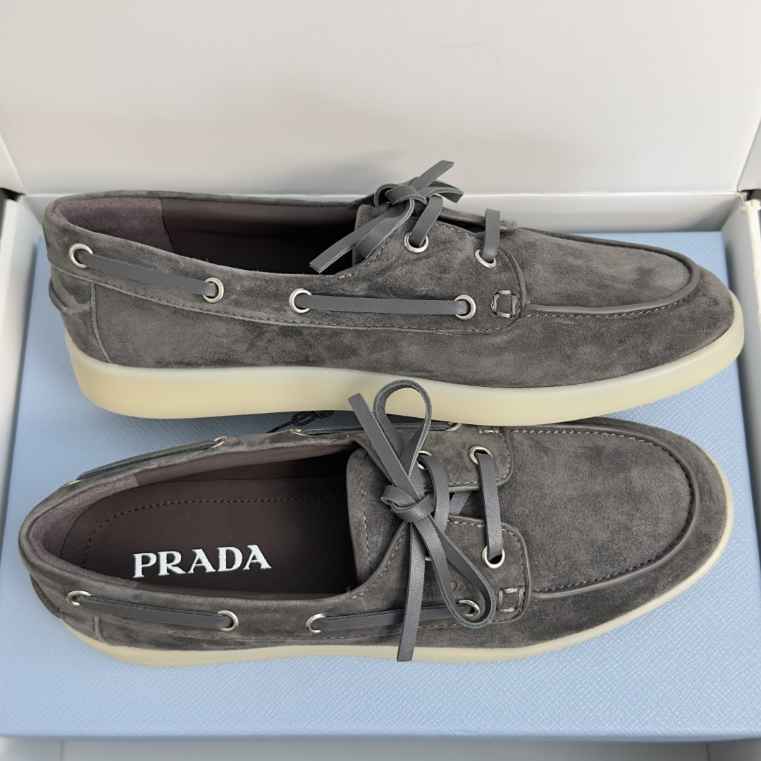 顶级版本：女款 Prada普拉达 最新 一脚蹬 乐福鞋 休闲 运动鞋 原版购入开发 做货 这款柔软皮革乐福鞋配以皮革衬里