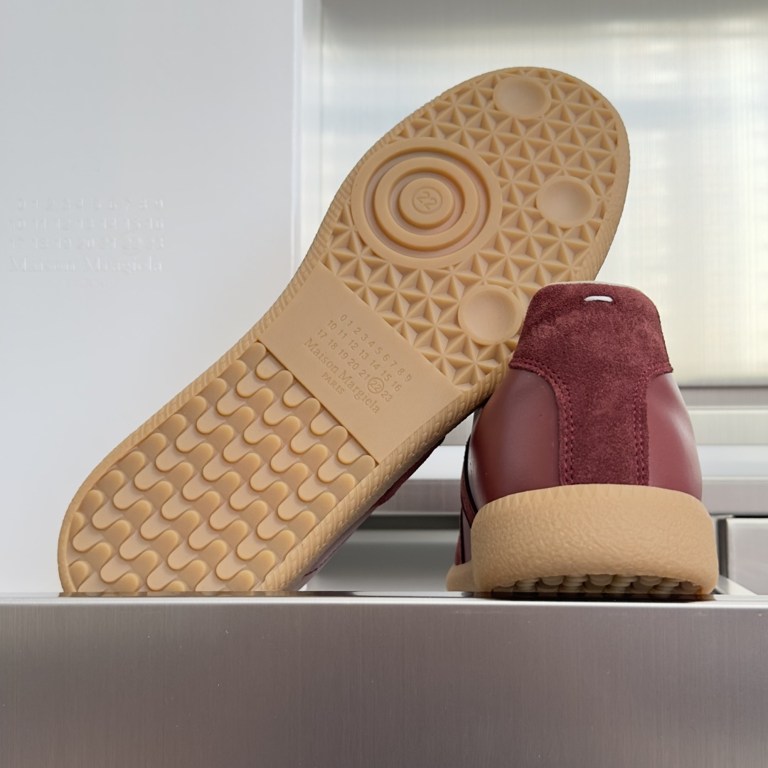 顶级版本:情侣款 MaisonMargiela MM6 马吉拉 情侣款 德训鞋 休闲 运动鞋 原版购入开发 做货 鬼才设 顶级版本:情侣款 MaisonMargiela MM6 马吉拉 情侣款 德训鞋 休闲 运动鞋 原版购入开发 做货 鬼才设