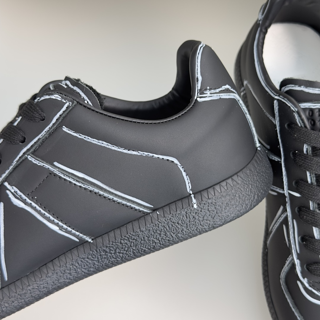 顶级版本:情侣款 MaisonMargiela MM6 马吉拉 情侣款 德训鞋 休闲 运动鞋 原版购入开发 做货 鬼才设 顶级版本:情侣款 MaisonMargiela MM6 马吉拉 情侣款 德训鞋 休闲 运动鞋 原版购入开发 做货 鬼才设