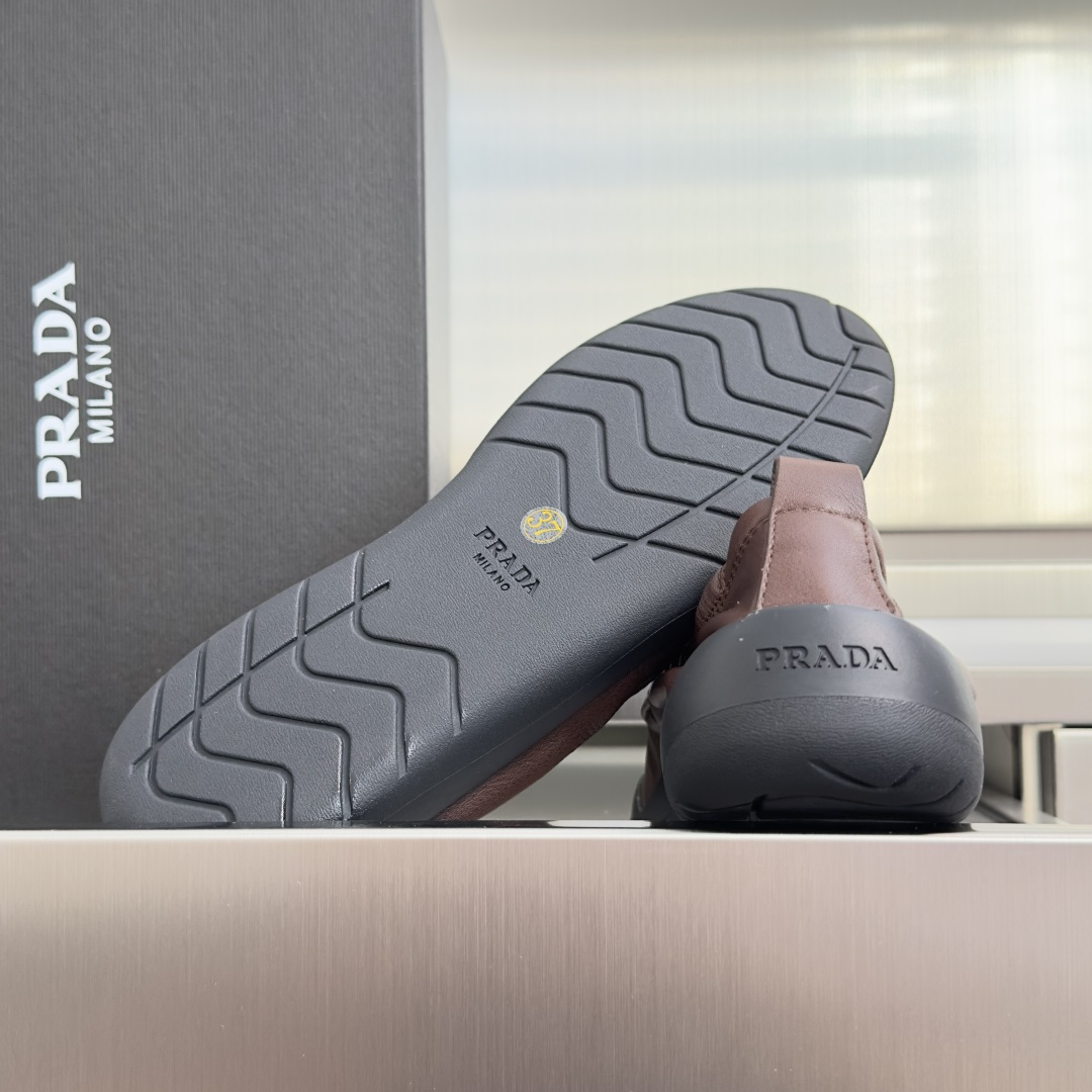 顶级版本:情侣款 Prada普拉达 Speedrock系列 情侣款 休闲 乐福鞋 Speedrock乐福鞋汲取运动鞋的 顶级版本:情侣款 Prada普拉达 Speedrock系列 情侣款 休闲 乐福鞋 Speedrock乐福鞋汲取运动鞋的