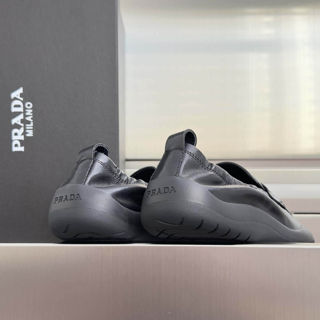 顶级版本:情侣款 Prada普拉达 Speedrock系列 情侣款 休闲 乐福鞋 Speedrock乐福鞋汲取运动鞋的 顶级版本:情侣款 Prada普拉达 Speedrock系列 情侣款 休闲 乐福鞋 Speedrock乐福鞋汲取运动鞋的