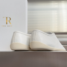 顶级版本:女款 The Row 最新款 复古 休闲 德训鞋 运动鞋 The Row的德训鞋主打的是极简设计、高级质感和云 顶级版本:女款 The Row 最新款 复古 休闲 德训鞋 运动鞋 The Row的德训鞋主打的是极简设计、高级质感和云