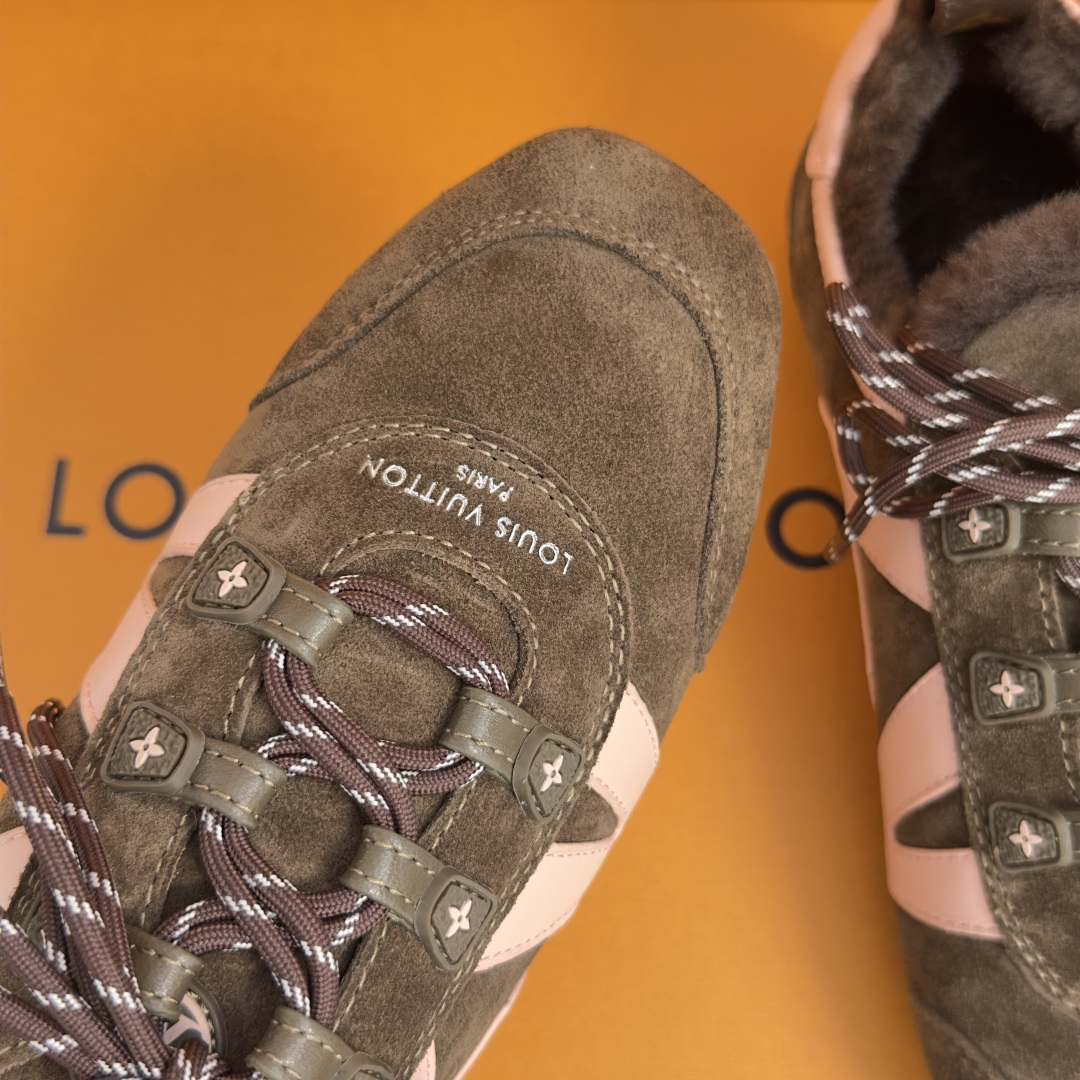 顶级版本:女款 LV路易威登 L家 驴牌 最新Sneakerina系列 玛丽珍 芭蕾运动鞋 德训鞋 休闲 平底鞋 本款 顶级版本:女款 LV路易威登 L家 驴牌 最新Sneakerina系列 玛丽珍 芭蕾运动鞋 德训鞋 休闲 平底鞋 本款