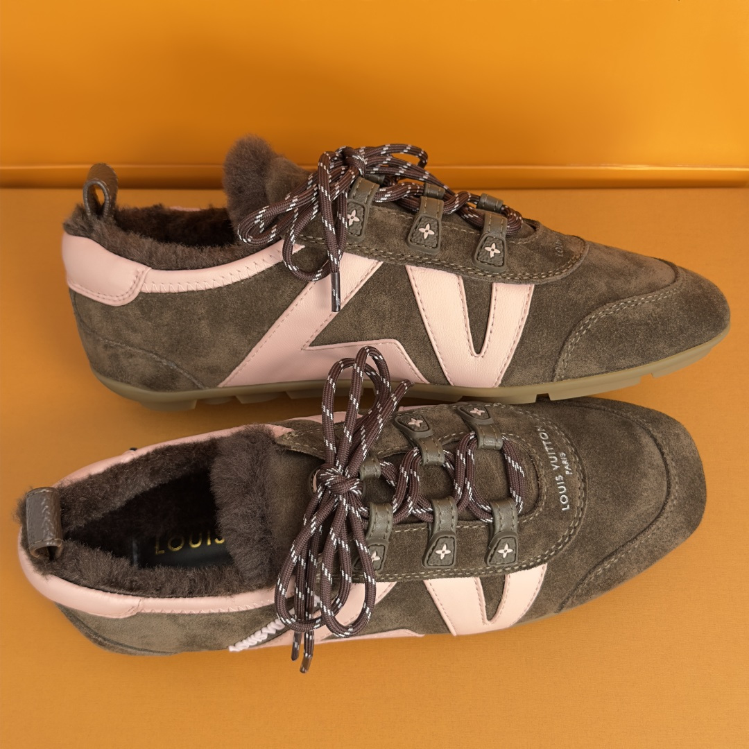 顶级版本:女款 LV路易威登 L家 驴牌 最新Sneakerina系列 玛丽珍 芭蕾运动鞋 德训鞋 休闲 平底鞋 本款 顶级版本:女款 LV路易威登 L家 驴牌 最新Sneakerina系列 玛丽珍 芭蕾运动鞋 德训鞋 休闲 平底鞋 本款