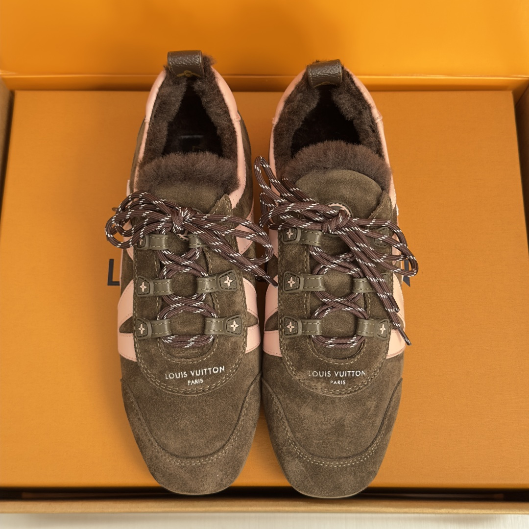顶级版本:女款 LV路易威登 L家 驴牌 最新Sneakerina系列 玛丽珍 芭蕾运动鞋 德训鞋 休闲 平底鞋 本款 顶级版本:女款 LV路易威登 L家 驴牌 最新Sneakerina系列 玛丽珍 芭蕾运动鞋 德训鞋 休闲 平底鞋 本款